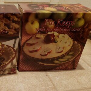 Pie plates with covers